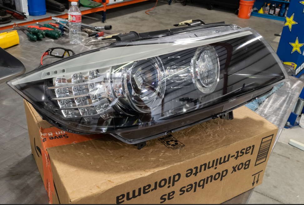 Лесна смяна на стъкла на фарове BMW E90 и E92 с LED вежда